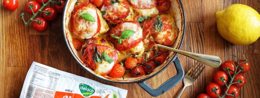 Pui Caprese la cuptor cu roșii, Mozzarella Fresca Delaco și busuioc proaspăt