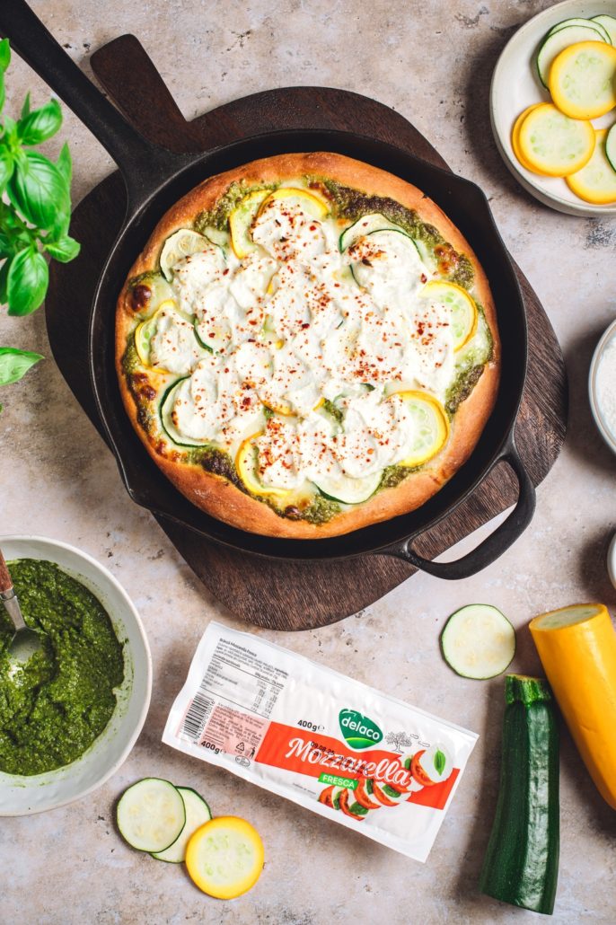 reteta-pizza-bianca-cu-mozzarella-fresca-delaco-ricotta-la-cuptor.jpg Reteta de pizza Bianca cu Mozzarella Fresca Delaco si ricotta