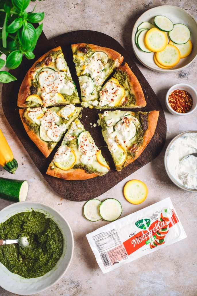 pizza-bianca-delaco-cu-ricotta-si-mozzarella-fresca.jpg Felie de Pizza Bianca cu Mozzarella Fresca Delaco și zucchini, gata de servit.