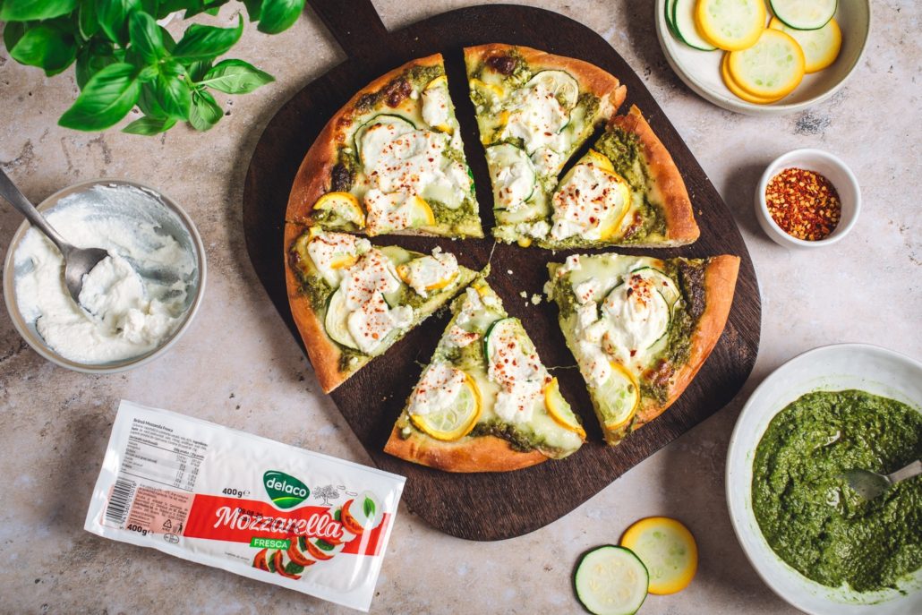 pizza-bianca-mozzarella-fresca-delaco-pesto.jpg Retete de pizza de casa cu Mozzarella Delaco
