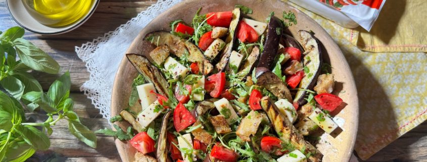 Salată de vinete coapte cu Mozzarella Fresca Delaco, roșii și rucola