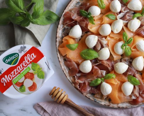Salată de vară cu pepene galben, prosciutto și Mozzarella Fresca mini