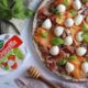 Salată de vară cu pepene galben, prosciutto și Mozzarella Fresca mini