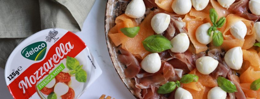Salată de vară cu pepene galben, prosciutto și Mozzarella Fresca mini
