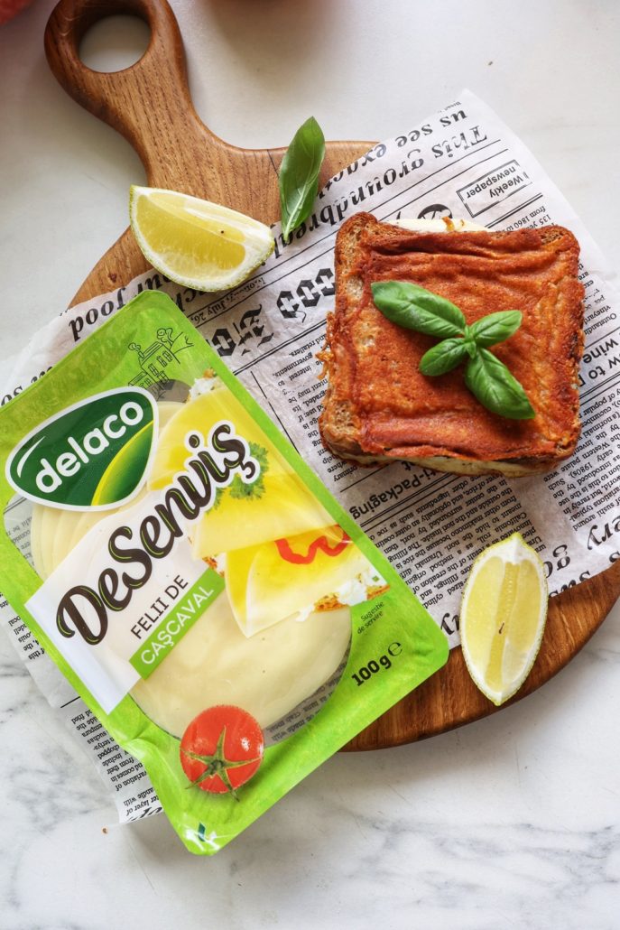 Sandwich la tigaie cu cașcaval DeSenviș topit și ceapă caramelizată – rețetă rapidă pentru pachet
