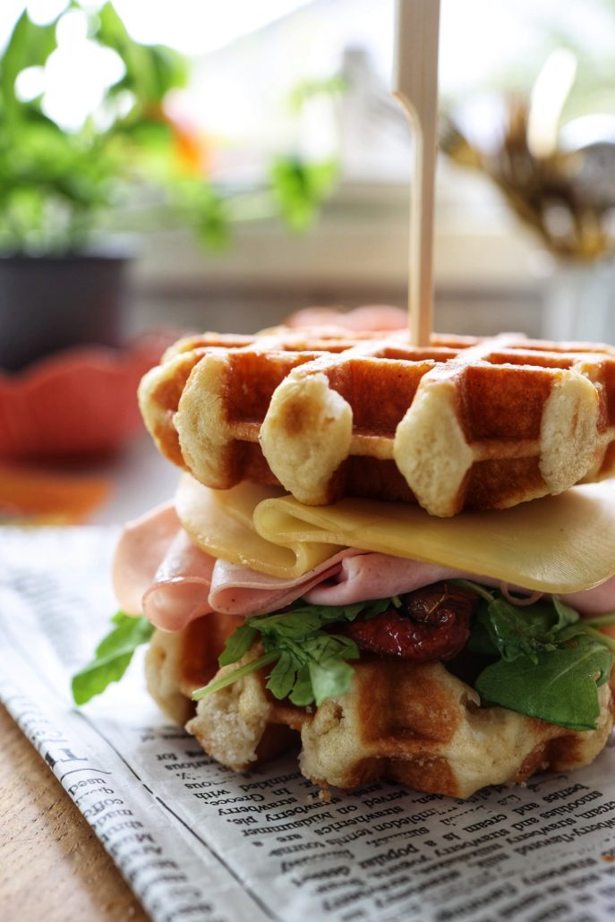 Waffle sandwich cu mortadella, roșii uscate și cașcaval afumat DeSenviș