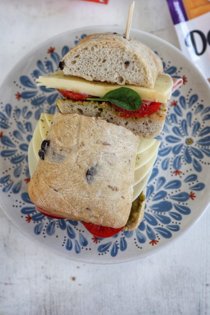 Sandwich ciabatta cu pesto verde, felii de roșii, mortadella și mozzarella DeSenviș
