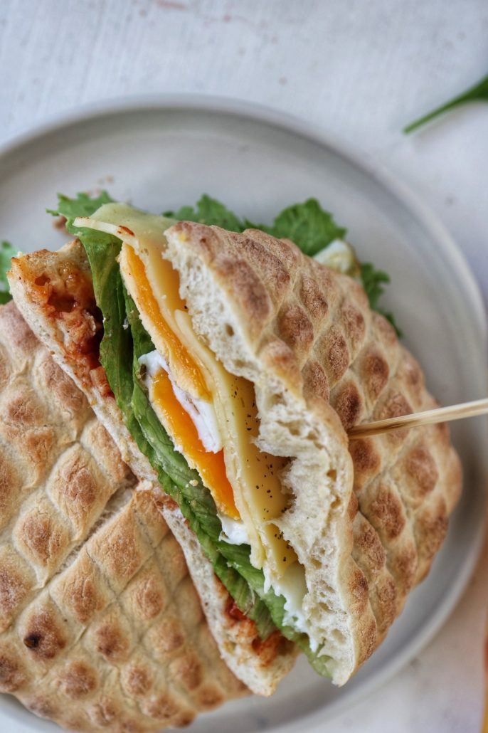 Sandwich cu pită, ouă ochiuri, salată iceberg și emmentaler DeSenviș
