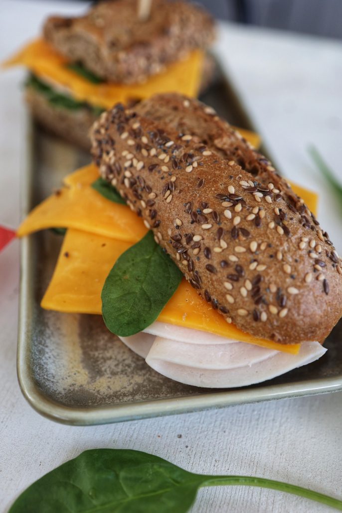 Sandwich cu baghetă, șuncă de curcan și brânză cheddar DeSenviș