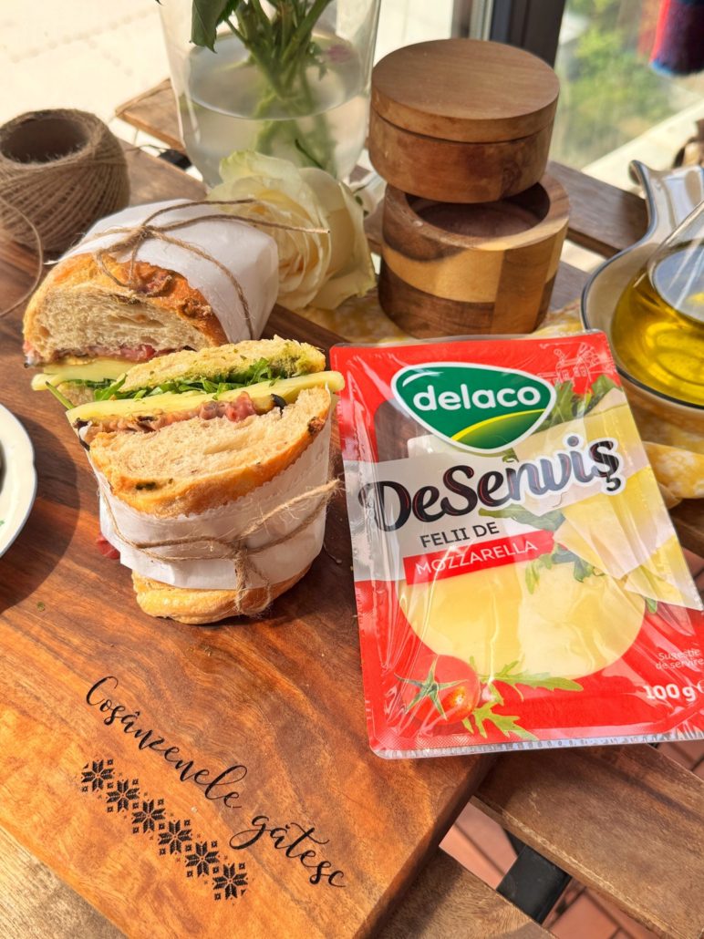 Sandwich italian de toamnă cu mozzarella DeSenviș, pesto, vinete și prosciutto