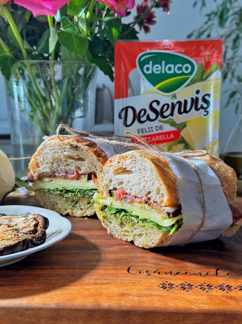 Sandwich cu vinete coapte, mozzarella DeSenviș, rucola și prosciutto