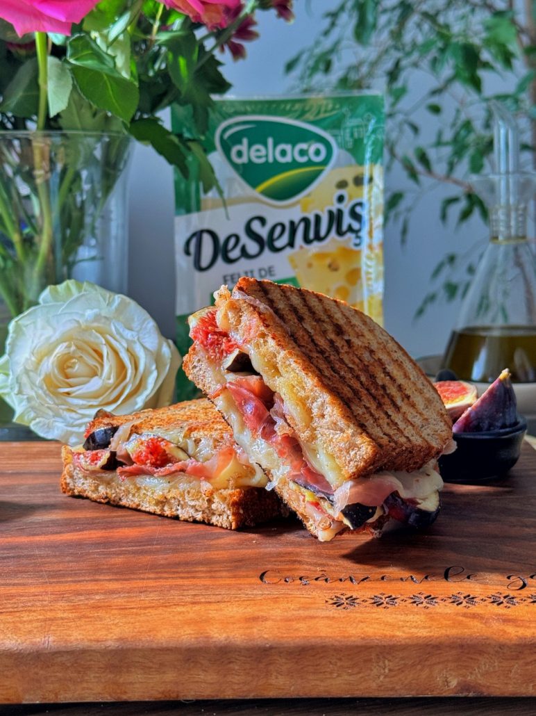 Sandwich cald de toamnă cu emmentaler DeSenviș topit, smochine dulci și prosciutto crudo