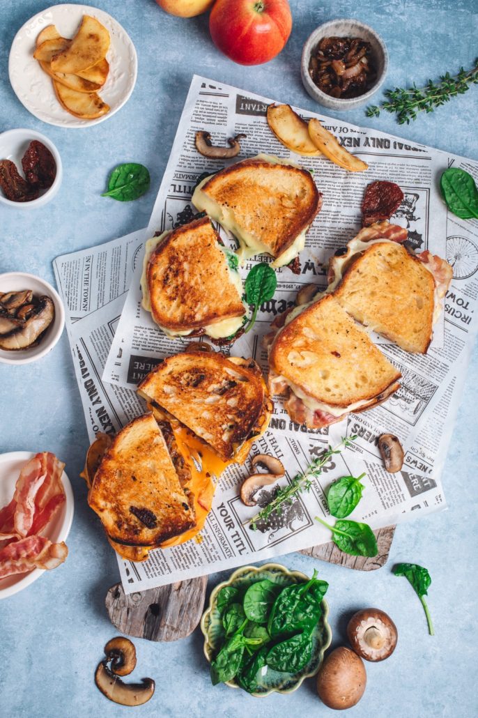 Sandwich cald cu măr, ceapă caramelizată, mozzarella și emmentaler DeSenviș