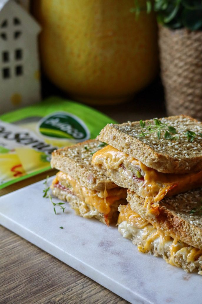 Sandwich cald la cuptor cu dovlecei și brânzeturi DeSenviș – rețetă simplă și delicioasă.