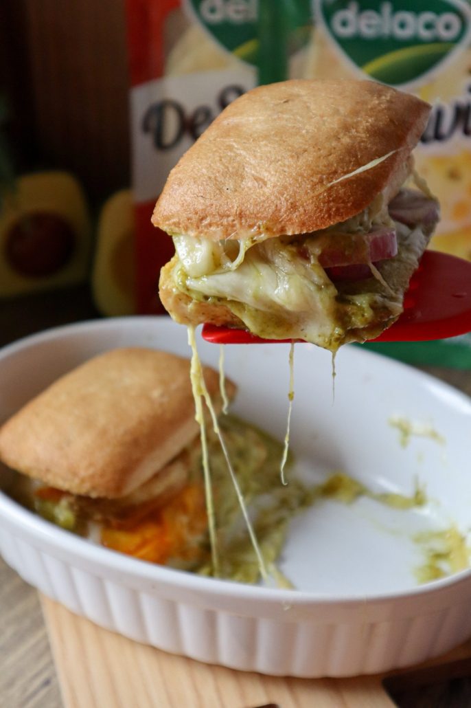 Sandwich la cuptor cu piept de pui și cașcaval afumat DeSenviș.