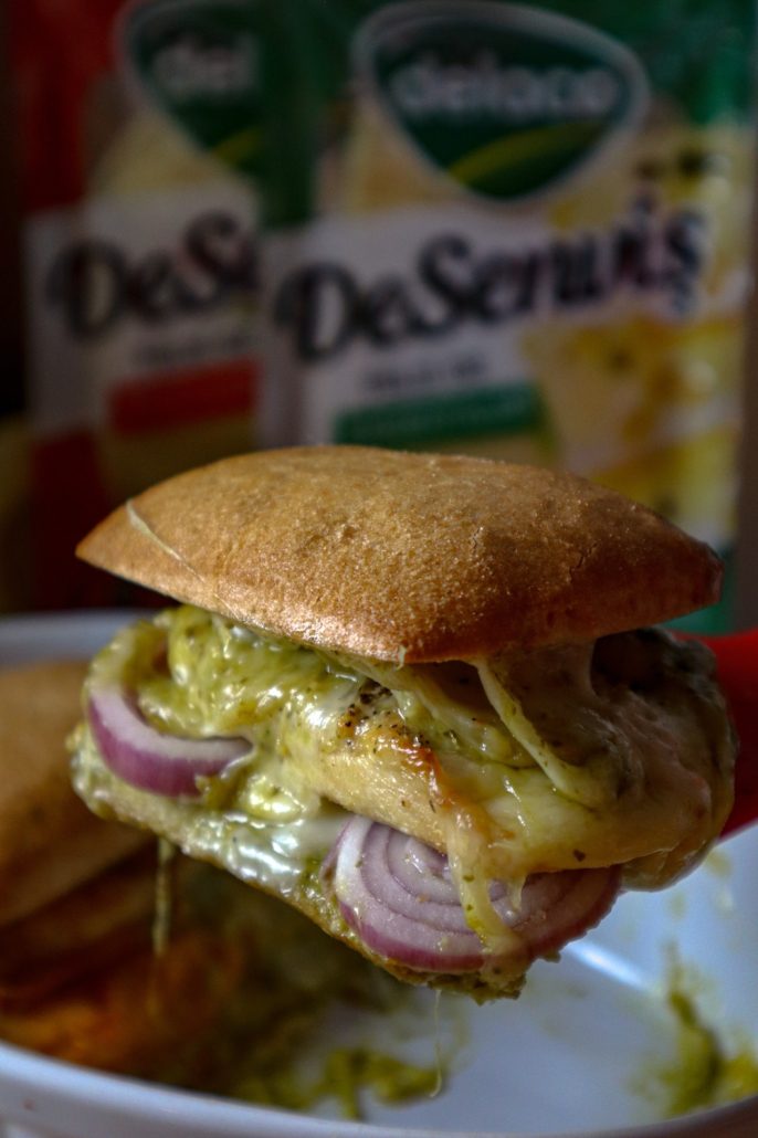 Sandwich la cuptor cu piept de pui și brânzeturi DeSenviș – rețetă ușoară