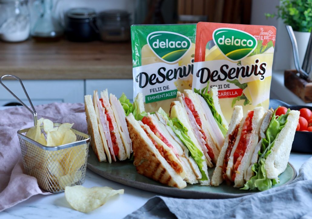 Sandwich Club cu piept de pui la grătar, bacon crocant și felii de Mozzarella DeSenviș