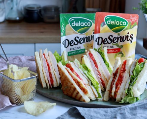 Sandwich Club cu piept de pui la grătar, bacon crocant și felii de Mozzarella DeSenviș