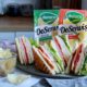 Sandwich Club cu piept de pui la grătar, bacon crocant și felii de Mozzarella DeSenviș