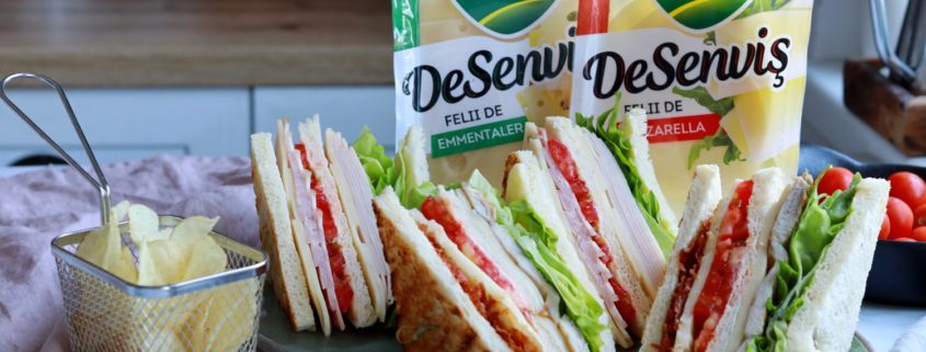 Sandwich Club cu piept de pui la grătar, bacon crocant și felii de Mozzarella DeSenviș