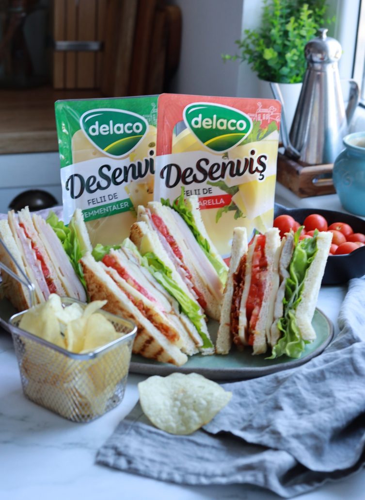 Rețetă rapidă de Sandwich Club cu Mozzarella DeSenviș, pui și bacon crocant