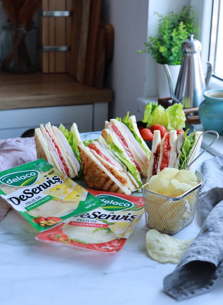 Sandwich Club cu șuncă de pui, bacon afumat și felii de Emmentaler DeSenviș