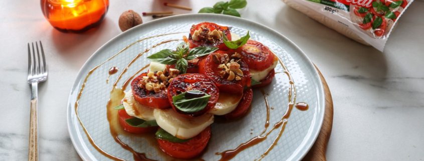 Salată Caprese cu roșii coapte, Mozzarella Fresca Caprese și nuci