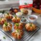 Chifle în formă de dovleac umplute cu Mozzarella Gourmet Delaco, aurii și pufoase, ideale pentru o rețetă de toamnă.