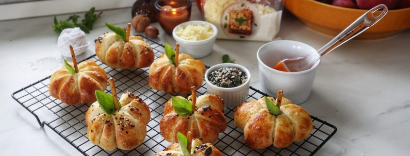 Chifle în formă de dovleac umplute cu Mozzarella Gourmet Delaco, aurii și pufoase, ideale pentru o rețetă de toamnă.