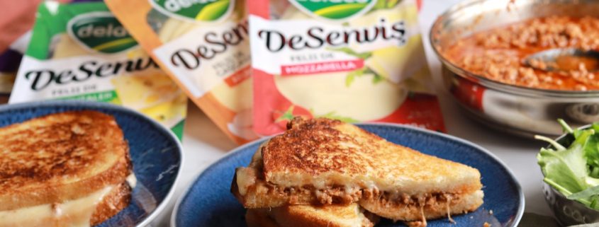 Sandwich Bolognese cald cu mozzarella DeSenviș topită și pâine rumenită