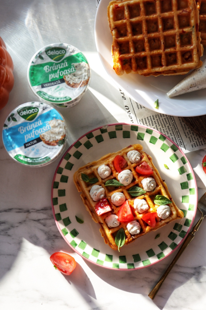 Rețetă gofre pufoase sărate cu topping de Brânză Pufoasă Delaco