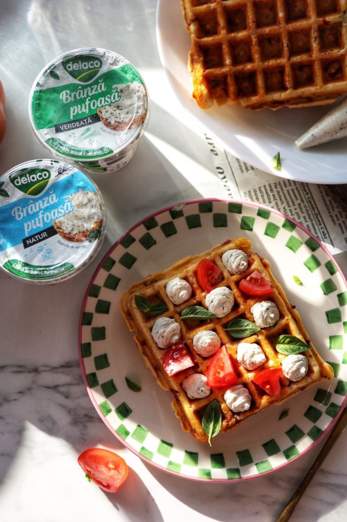 Waffles aurii cu topping de cremă de Brânză Pufoasă și roșii cherry proaspete