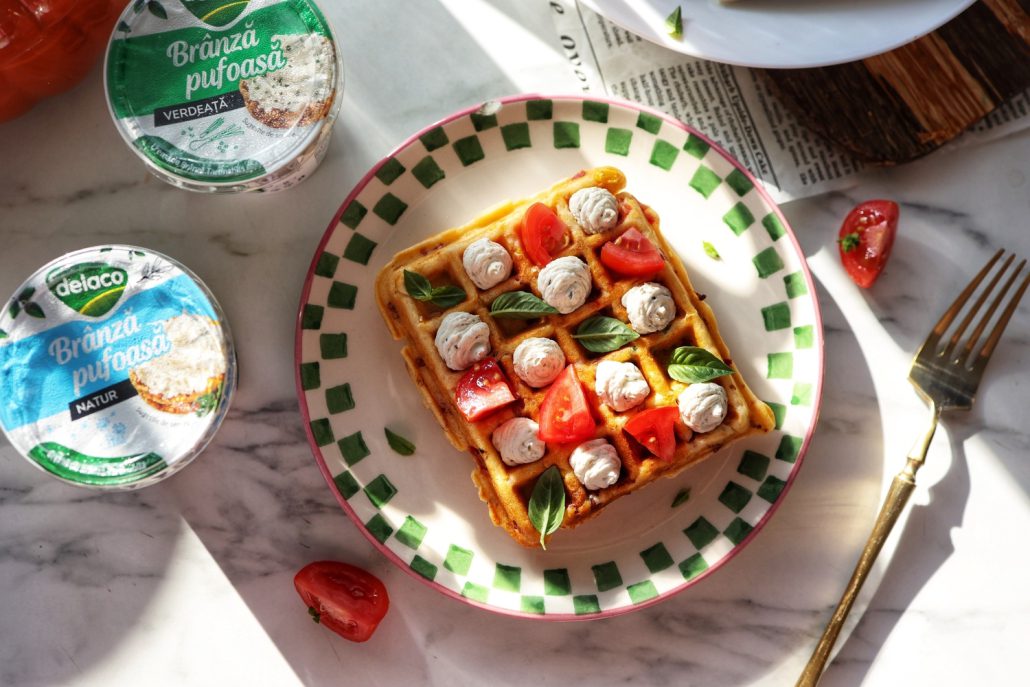 Gofre pufoase sărate cu Brânză Pufoasă cu verdeață, roșii cherry și busuioc