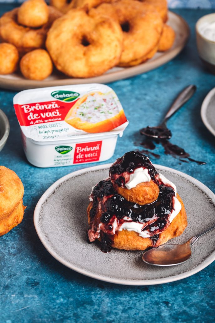 Desert românesc- papanași prăjiți cu smântână și dulceață.