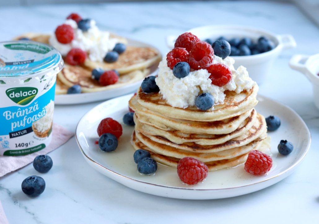Oladi – pancakes rusești pufoase cu topping de Brânză Pufoasă și fructe proaspete