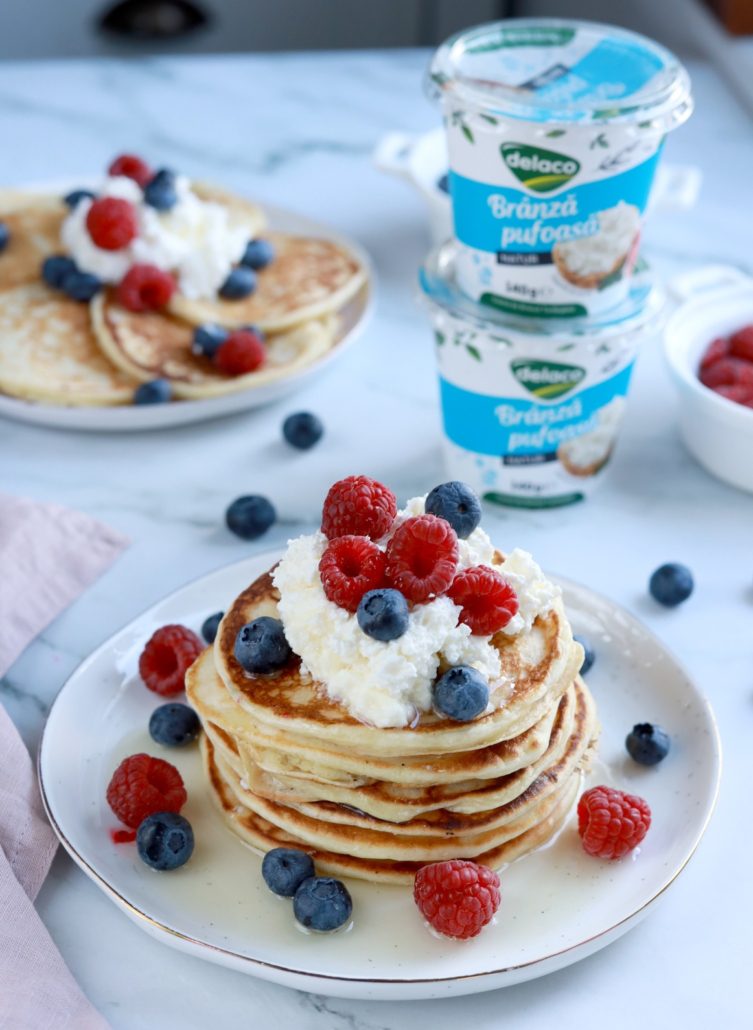 Clătite oladi pufoase, cu cremă de Brânză Pufoasă și fructe