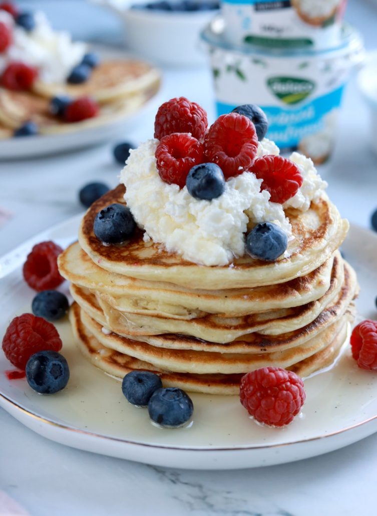 Pancakes rusești oladi servite cu topping de fructe și Brânză Pufoasă
