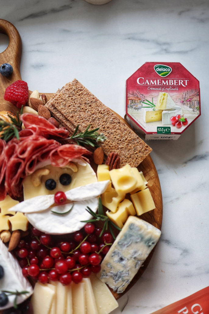 Platou aperitiv festiv de Crăciun cu brănză Brie, Camembert, Grand Blue Delaco
