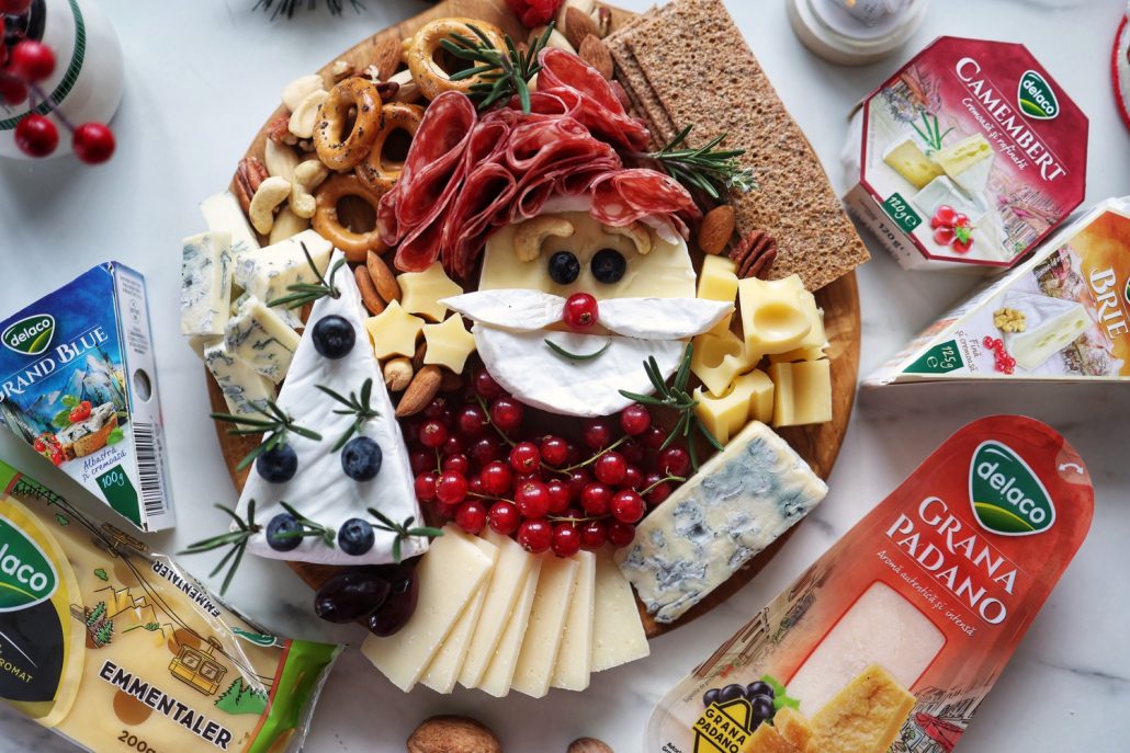 Platou aperitiv gourmet cu specialitati de brânzeturi Delaco, camembert, brie și fructe pentru masa de Crăciun