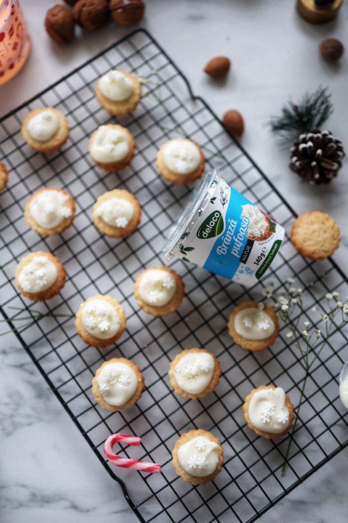 fursecuri festive de Crăciun cu glazură albă din Brânză Pufoasă