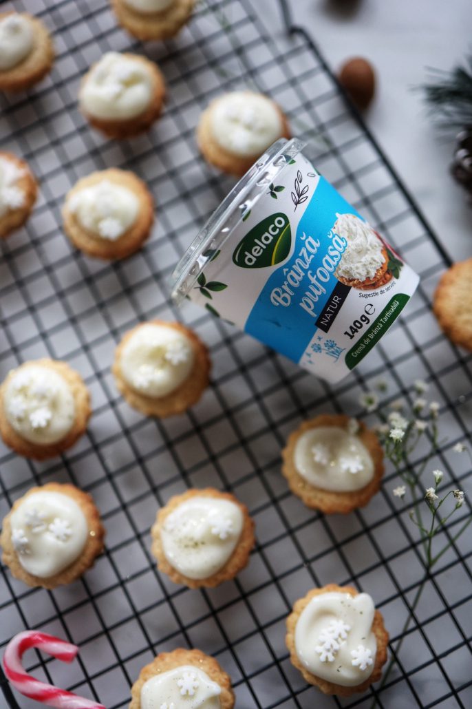 fursecuri fragede de Crăciun cu cremă de brânză pufoasă și aromă de portocală