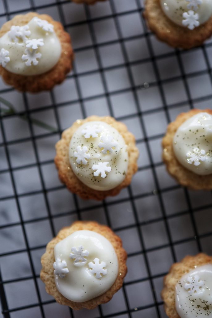 fursecuri de Crăciun cu glazură din cremă de brânză Delco pe grătar de răcire