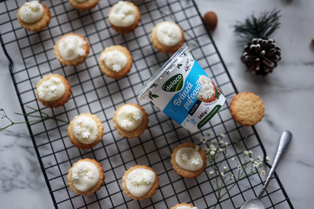 fursecuri de Crăciun cu glazură de Brânză Pufoasă decorate cu fulgi de nea