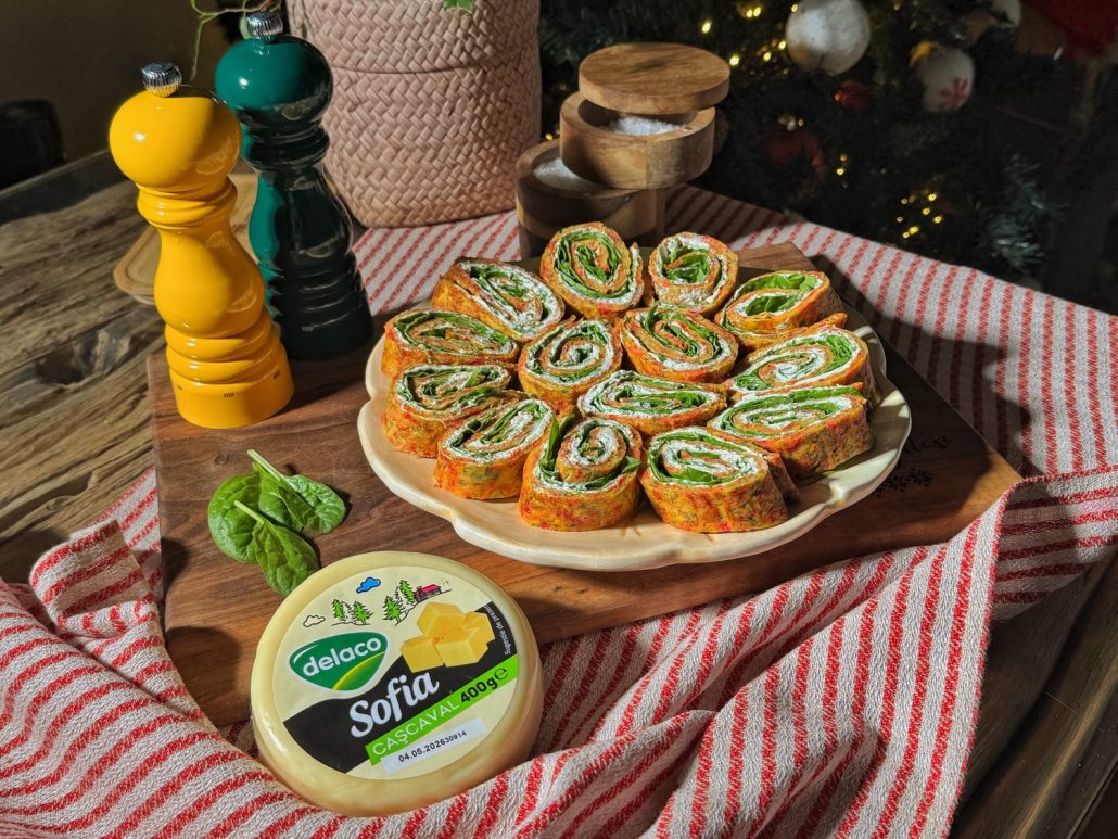 Ruladă aperitiv cu cașcaval Sofia Delaco, sfeclă roșie și dovlecei, umplută cu Brânză Pufoasă și baby spanac