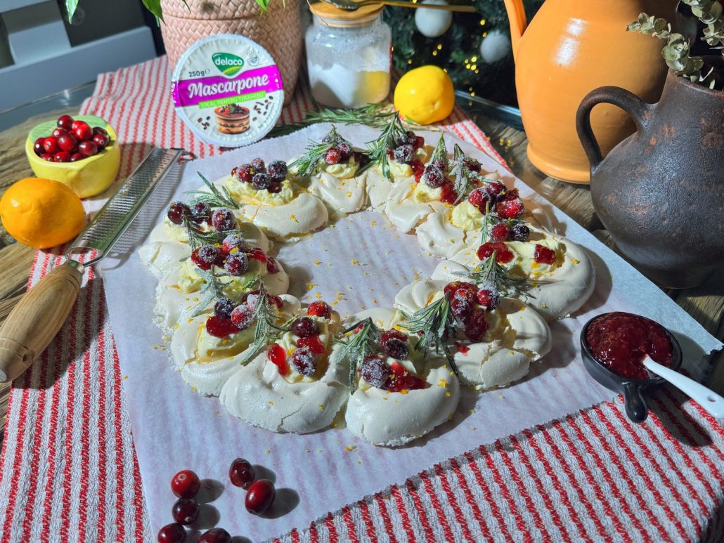 Coroniță Pavlova cu mascarpone Delaco, decorată cu merișoare și rozmarin, pentru mase festive