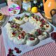 Coroniță Pavlova cu mascarpone Delaco, decorată cu merișoare și rozmarin, pentru mase festive