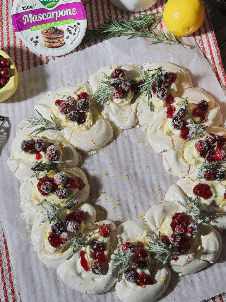 Pavlova festivă în formă de coroniță, cu cremă fină de mascarpone și fructe