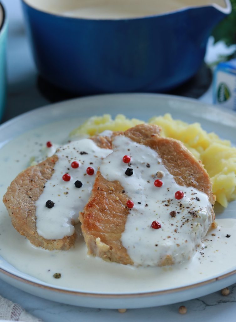 Cotlet de porc la tigaie cu sos gorgonzola alb și piure de cartofi