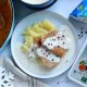 Friptură de porc la tigaie cu sos gorgonzola cremos și piure, servită în farfurie