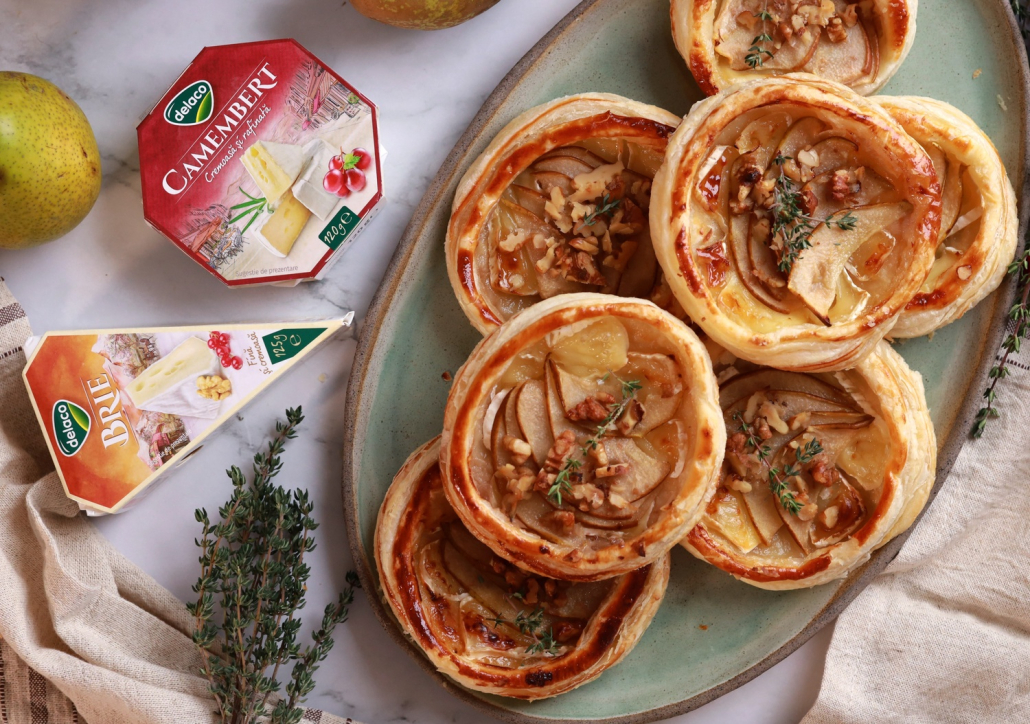 Mini tarte festive cu Brie, pere, miere și nuci